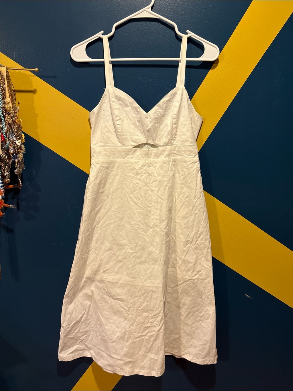 Sadie & Sage White V-Neck Cut Out Midi Dress EUC